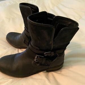 Women’s black boots by UGG in good condition. Size 7